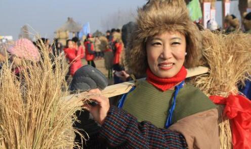 稻草藝術節(jié)上的農家女 沈殿成 攝